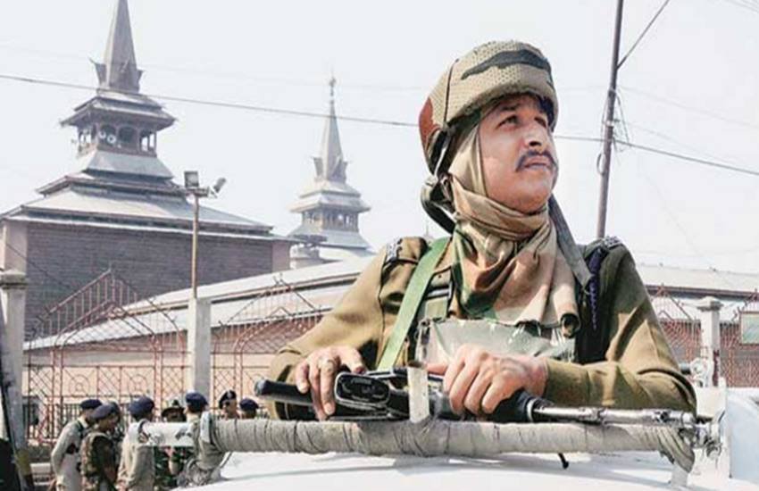 प्रदर्शन पर नियंत्रण करने की कोशिश करते सुरक्षा बल के जवान। (Photo- Indian Express/Shuaib Masoodi)