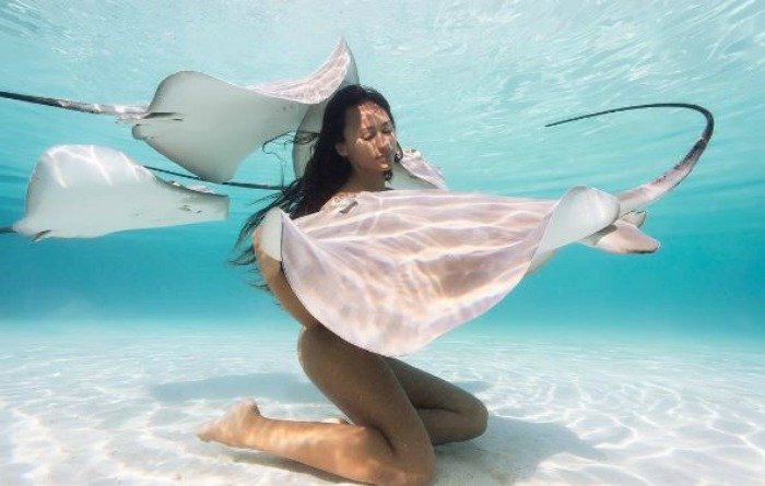 ऑस्ट्रेलिया की मॉडल रावा रे समुंद्र में न्यूड स्विमिंग कर सुर्खियों में आ गई हैं।