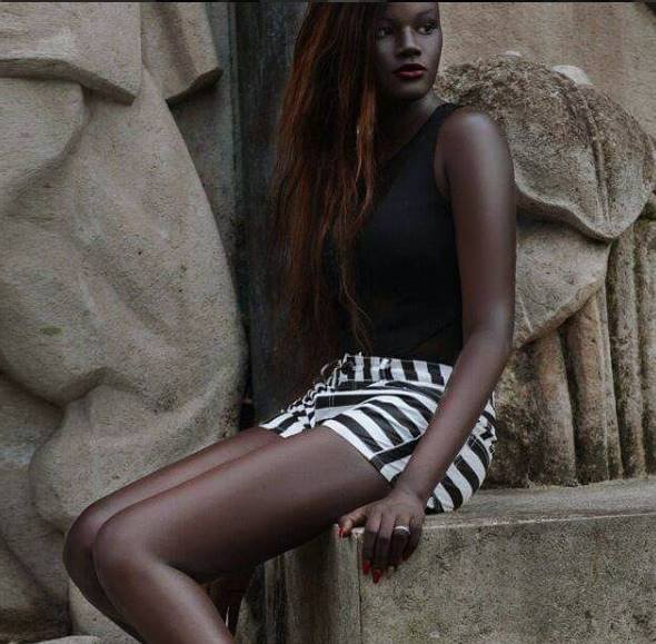 कहा जा रहा है कि Khoudia दुनिया की सबसे डार्क मॉडल हैं। उन्होंने बताया कि एक समय उनके इस रंग की वजह से उन्हें चिढ़ाया जाता था।