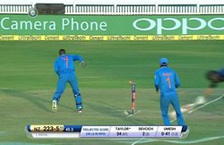 IND vs NZ: माही ने दिखाया जादू, विकेट्स की तरफ देखा तक नहीं और रॉस टेलर को कर दिया रन-आउट