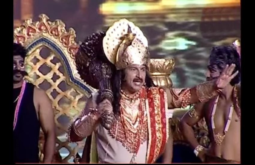 दिल्ली की प्रसिद्ध लव-कुश रामलीला में मनोज तिवारी अंगद का किरदार निभा रहे हैं।