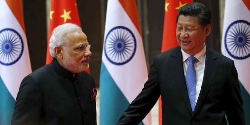 चीन के राष्ट्रपति शी जिनपिंग और भारत के प्रधानमंत्री नरेंद्र मोदी।