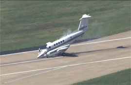 OKLAHOMA CITY Airport, King Air B200's Plane, landing at Oklahoma City airport, Plane's nose gear fails to come down, emergency landing, landing of a plane without any nose gear, Will Rogers World Airport, Air Traffic Controller, Pilot