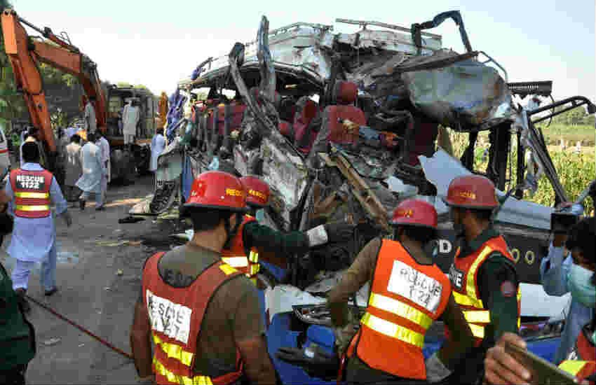Pakistan Bus, Pakistan Bus crash, Pakistan Bus Accident, Lahore Bus Accident