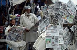 सरकार के खिलाफ हुए पाकिस्‍तानी अखबार, पूछा- मसूद अजहर, हाफिज सईद के खिलाफ क्‍यों एक्‍शन नहीं लेता पाक?