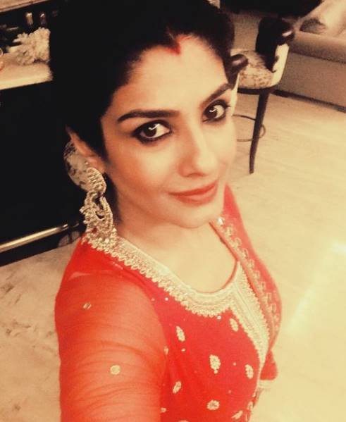 रवीना ने इस सेल्फी के जरिए अपना ब्राइडल लुक दिखाया।