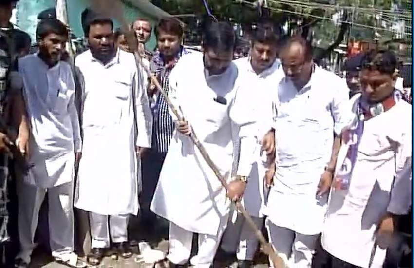 स्वच्छ भारत अभियान के दो वर्ष पूरा होने पर रामविलास पासवान ने पटना के यारपुर मोहल्ले में झाड़ू लगाई। (Photo: ANI) स्वच्छ भारत अभियान के दो वर्ष पूरा होने पर रामविलास पासवान ने पटना के यारपुर मोहल्ले में झाड़ू लगाई। (Photo: ANI)