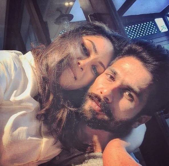 शाहिद कपूर ने बेटी को वेलकम करने के कई दिनों बाद अपनी वाइफ मीरा राजपूत के साथ ये लविंग सेल्फी शेयर की।