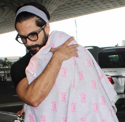 शाहिद कपूर वैसे तो सोशल मीडिया पर काफी एक्टिव हैं। लेकिन उन्होंने अभी तक अपनी बेटी मीशा की तस्वीरें शेयर नहीं की हैं। लेकिन हाल ही में एयरपोर्ट पर मीरा की झलक देखने को मिली।