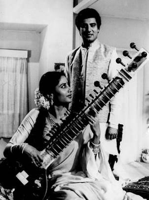 स्मिता की आखिरी इच्छा बड़ी ही खास रही। वह चाहती थीं कि मौत के बाद उन्हें एक शादीशुदा महिला के तरह सजाया जाए। स्मिता की इस इच्छा को अमिताभ बच्चन के मेकअप आर्टिस्ट ने पूरा किया था।