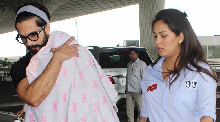 लिटिल प्रिंसेस मीशा को पिंक कलर के बेबी ब्लैंकेट से ढका हुआ था और पापा शाहिद ने उन्हें गोद में लिया हुआ था।