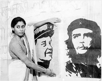 एंकरिंग के लिए स्मिता को साड़ी पहननी पड़ती थी लेकिन उन्हें जींस पहनना ज्यादा पसंद थी। तो वह अकसर ही न्यूज पढ़ने के लिए जींस के ऊपर साड़ी पहना करती थीं।