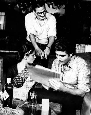 फिल्म आज की आवाज में राज बब्बर की मुलाकात स्मिता पाटिल से हुई थी। इस फिल्म से दोनों की दोस्ती गहरी होती गई। राज शादीशुदा थे स्मिता की मां ने भी दोनों के रिश्ते को नकार दिया था।