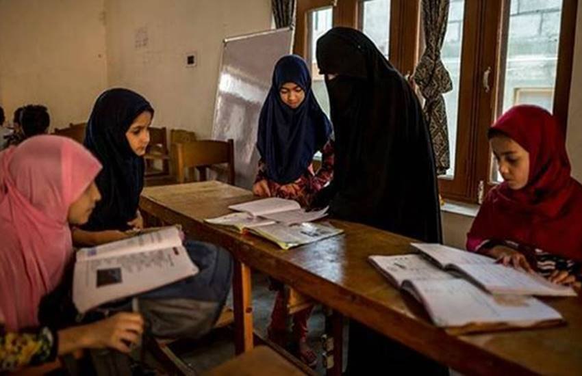 कश्मीर के एक स्कूल में पढ़तीं बच्चियां। (Photo Source: AP)