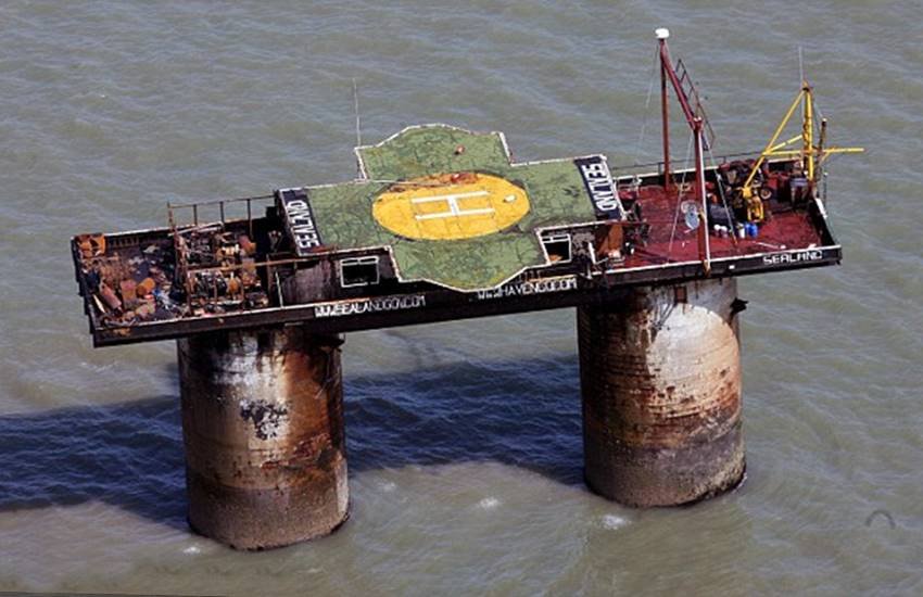 इंग्लैंड के सफोल्क समुद्री तट से लगभग 10 किलोमीटर की दूरी पर स्थित सीलैंड में कुल 27 लोग रहते हैं।