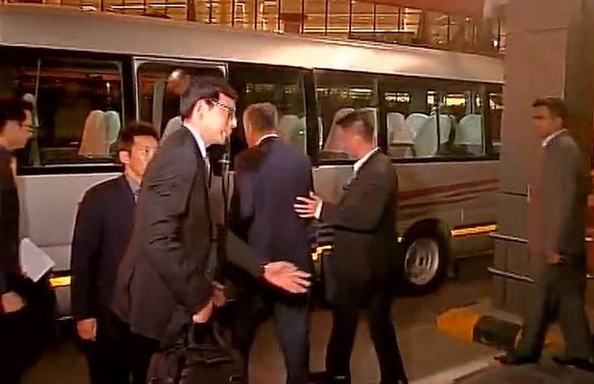 भारत की पांच दिवसीय यात्रा पर आए सिंगापुर के प्रधानमंत्री ली सिएन लूंग ने बस से की यात्रा। (ANI Photo) भारत की पांच दिवसीय यात्रा पर आए सिंगापुर के प्रधानमंत्री ली सिएन लूंग ने बस से की यात्रा। (ANI Photo)