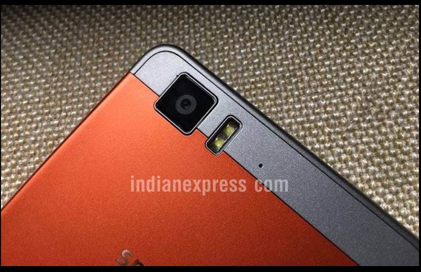 फोन में 5.5 इंच की फुल एचडी सुपर एमोलेड स्‍क्रीन लगी हुई है 
