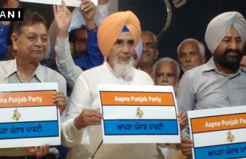 अपनी पार्टी का झंडा जारी करते सुचा सिंह छोटेपुर। (Photo-ANI)