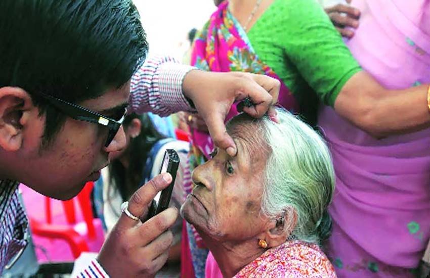 Cataracts, Symptoms of Cataracts, Cataracts in eyes, effects of Cataracts, how to identify Cataracts, how to, eyes, eyes problems, health tips, health news, eye vision, glare light