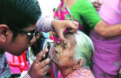 अगर आपकी आंखों में हो रही है ये दिक्कतें तो डॉक्टर को दिखाएं, हो सकता है मोतियाबिंद