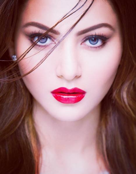 गल बन गई में उर्वशी अपने कोस्टार विद्युत से काफी इंप्रेस्ड थीं। उन्होंने शूट के बाद विद्युत की तारीफ की थी।