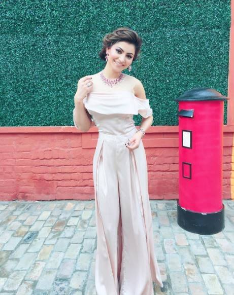 बोल्ड एंड ब्यूटिफुल उर्वशी रौतेला हाल ही में 'गल बन गई' नाम से आई एक म्यूजिक वीडियो में नजर आई थीं। इस वीडियो में उन्होंने कमांडो एक्टर विद्युत जामवाल के साथ काम किया था।