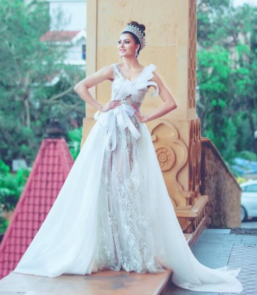 उर्वशी इंस्टाग्राम पर काफी एक्टिव हैं और इसके जरिए अपने फैन्स के लिए नई-नई तस्वीरें शेयर करती रहती हैं।