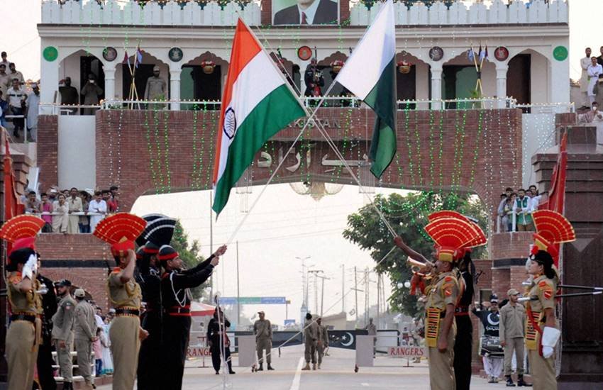 वाघा बॉर्डर पर बीटिंग रिट्रीट की एक तस्वीर। (Photo-PTI)