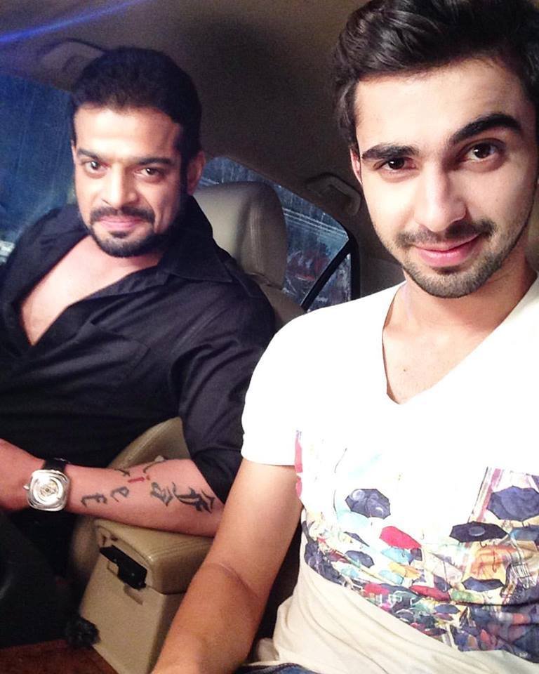 रमन , आदि को आलिया के लिए परेशान देख कर काफी दुखी होता है। रमन , आदि को आलिया के लिए परेशान देख कर काफी दुखी होता है।