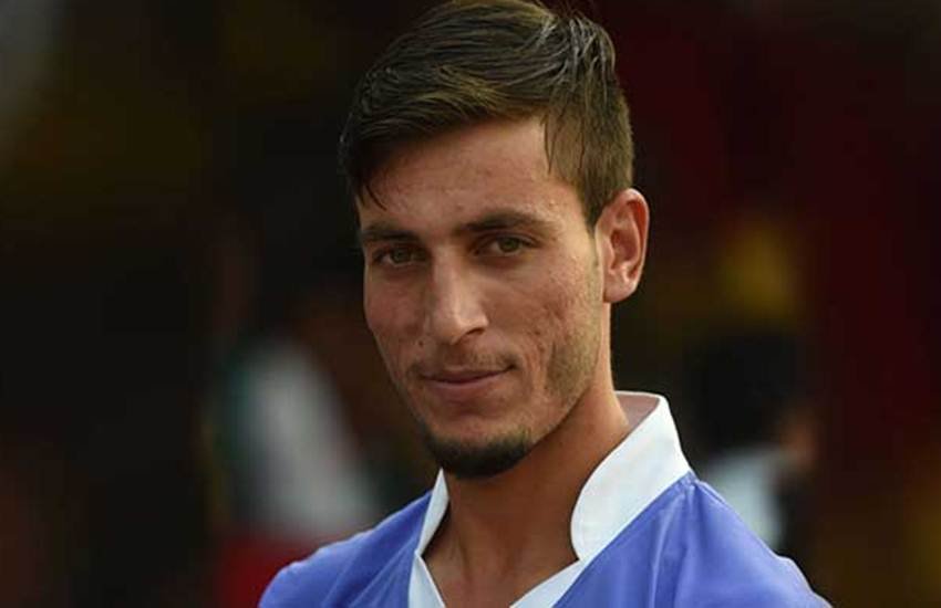 Pakistan's Bowler Yasir Jan, Ambidextrous Bowler Yasir Jan, Yasir Jan Can Bowl with both hands, Lahore Qalandars, Bowling with Left and Right Arms, Pakistani Cricketer Bowled with both hands