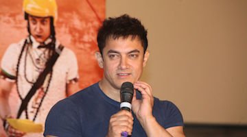 23 दिसंबर को रिलीज होने जा रही बायोपिक 'दंगल' के प्रमोशन में इस वक्त जी जान से लगे हुए अभिनेता आमिर खान ने कहा, "मुझे लगता है इन मुद्दों जिनका हमारे देश से लेना देना है, बहुत महत्वपूर्ण हैं। हमें इसके तात्कलिक प्रभावों के बारे में नहीं सोचना चाहिए। जो चीजें हमें देश के लिए करनी चाहिए, हमें उन्हें करना चाहिए। यदि इससे मेरी फिल्म को नुकसान हो तो भी, मैं इसे एक बहुत तुच्छ चीज के तौर पर देखता हूं।"