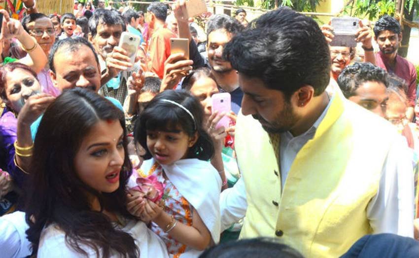 Aishwarya, Aishwarya Rai Bachchan, Aaradhya, durga ashtami, durga puja, durga puja 2016, Aishwarya Rai, Amitabh Bachchan, Amitabh Bachchan durga puja, Aishwarya Rai Bachchan durga ashtami, Aaradhya durga puja, Aaradhya pics, Aaradhya photos, Aaradhya images, Aishwarya Aaradhya, durga puja pics, Aishwarya Amitabh Bachchan, bollywood news, Entertainment news