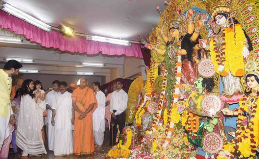Aishwarya, Aishwarya Rai Bachchan, Aaradhya, durga ashtami, durga puja, durga puja 2016, Aishwarya Rai, Amitabh Bachchan, Amitabh Bachchan durga puja, Aishwarya Rai Bachchan durga ashtami, Aaradhya durga puja, Aaradhya pics, Aaradhya photos, Aaradhya images, Aishwarya Aaradhya, durga puja pics, Aishwarya Amitabh Bachchan, bollywood news, Entertainment news