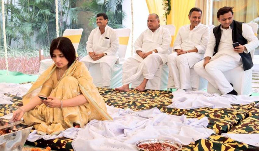 अखिलेश यादव ने हाल ही में नया घर खरीदा है। गृह प्रवेश के दौरान ली गई एक तस्वीर को उन्होंने फेसबुक पर भी साझा किया था। (Photo: Facebook/Akhilesh Yadav)