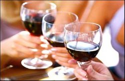 नुकसान झेलने के बावजूद शराब पीने में अब पुरुषों से पीछे नहीं हैं महिलाएं