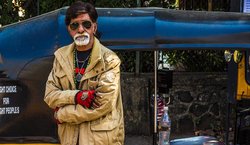 अमिताभ बच्चन के इस हमशक्ल के पास है “सच्ची खुशी” का राज़, ऑटोवाले की आपबीती हुई वायरल