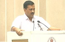 अरविंद केजरीवाल पर जूता फेंकने को ट्विटर यूजर्स ने बताया जूते का अपमान, कहा- दिल्ली के CM को इलाज की जरूरत