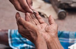 अस्पताल का बिल चुकाने के लिए मृत बच्चे को थैले में रखकर भीख मांगता रहा पिता, पत्नी को बनाया गया था बंधक