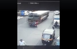 बस और स्कूटर की टक्कर का स्क्रीन शॉट।