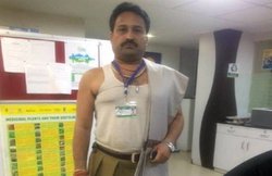 सड़क के खातिर BJP विधायक ने उतारे कपड़े, नीतीश कुमार को पायजामा, गडकरी को भेजा कुर्ता