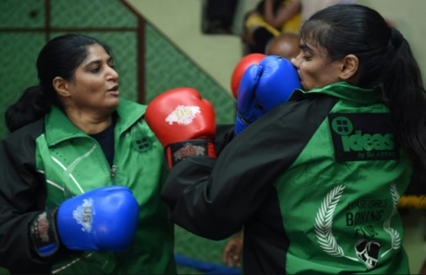 मां (बाएं) और बेटी (दाएं) ने हाल ही में एक प्रदर्शनी मैच में हिस्सा लिया था, जहां दोनों की आपस में भिड़ंत हुई थी।