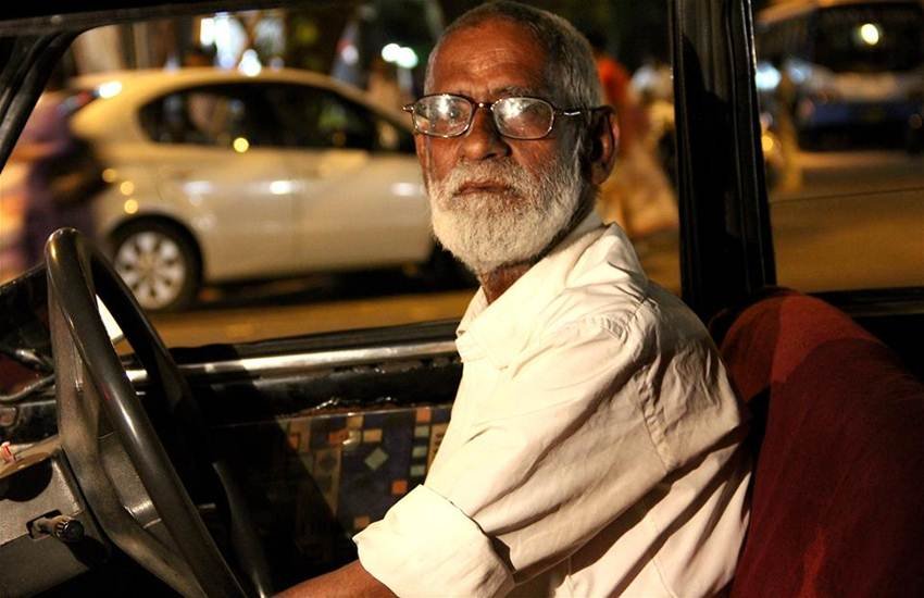 लड़की को शराबियों से बचाने वाला कैब ड्राइवर। (Photo Source: Facebook/Humans of Bombay)