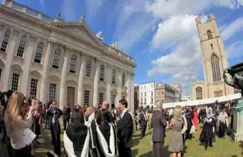 भारत में मौजूदा समय में 370 कैंब्रिज स्कूल हैं। 