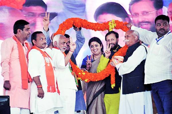 अमेठी: स्मृति ईरानी ने प्रधानमंत्री उज्ज्वला योजना के तहत एक लाख गैस कनेक्श्न की दी सौगात