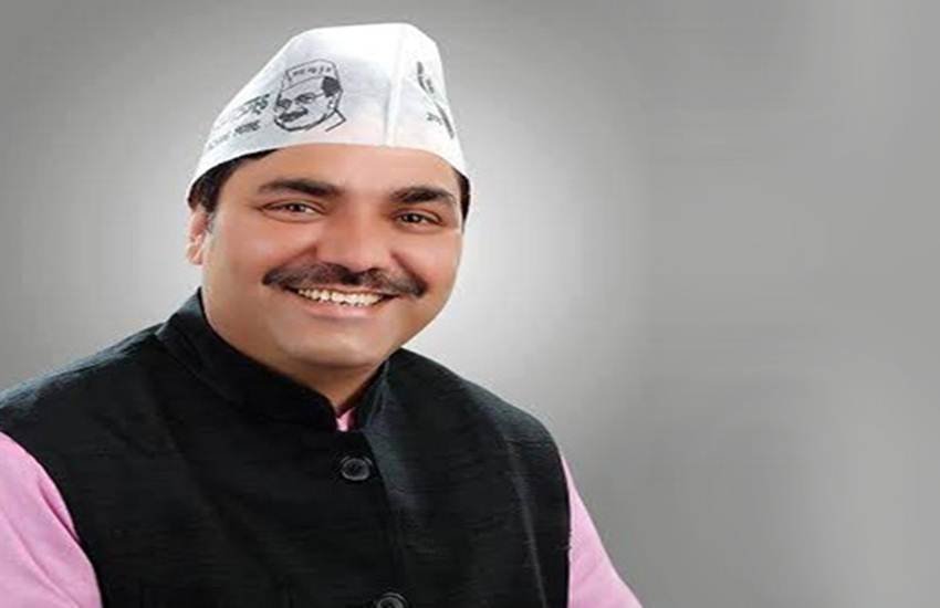 आप के एक पूर्व कार्यकर्ता ने उत्तम नगर से विधायक नरेश बाल्यान। आप के एक पूर्व कार्यकर्ता ने उत्तम नगर से विधायक नरेश बाल्यान।