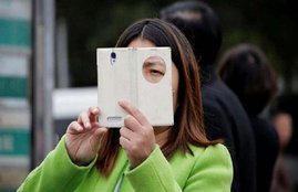 चीन की राजधानी बीजिंग में एक चीनी महिला। (Photo- REUTERS/Jason Lee)