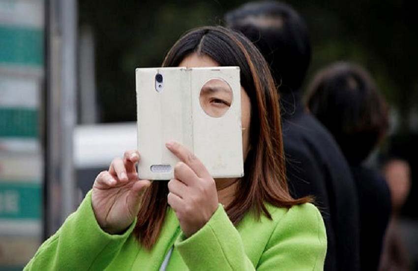 चीन की राजधानी बीजिंग में एक चीनी महिला। (Photo- REUTERS/Jason Lee) चीन की राजधानी बीजिंग में एक चीनी महिला। (Photo- REUTERS/Jason Lee)