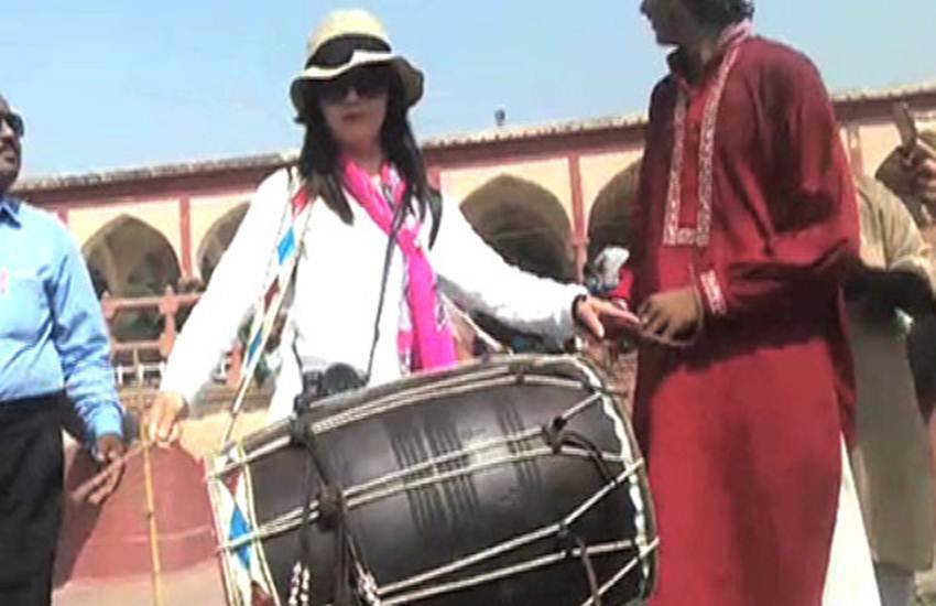 पाकिस्तानी चायवाले के बाद सामने आई चाइनीज ढोलवाली (Photo Source: Youtube)