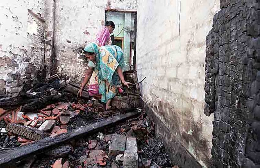 बंगाल में भड़के सांप्रदायिक तनाव में बर्बाद हुआ घर। (Exprress Photo: Partha Paul)