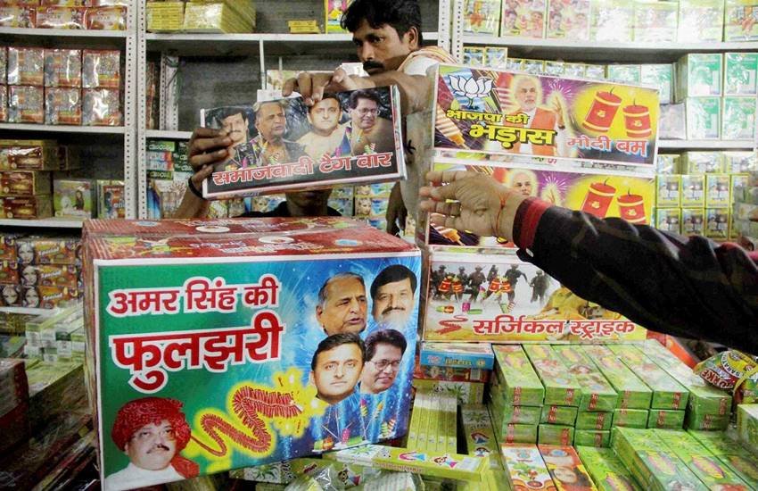 यूपी के इलाहाबाद में बिकते यादव परिवार के पटाखे।